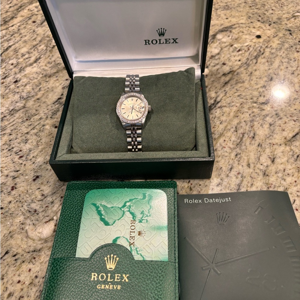 Rolex Silver Luxury Timepiece with Stainless Steel Band - Picture 5 of 10